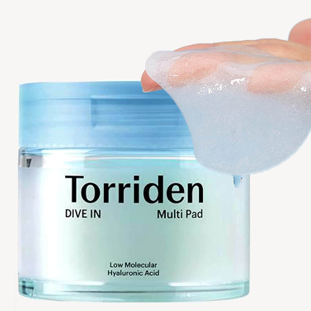 torriden dive in multi pad low moleculair hyaluronic acid toner pad hold in hand which is soaked in ample of the product perfect for irritated and dry skin who needs a boost of hydration